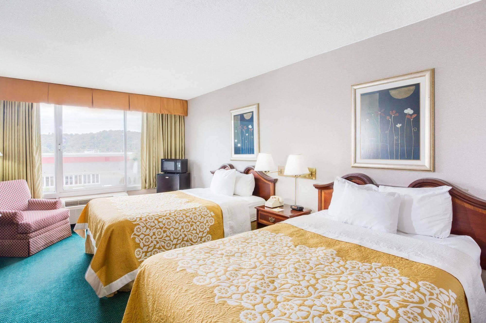 Days Inn By Wyndham Кембридж Экстерьер фото