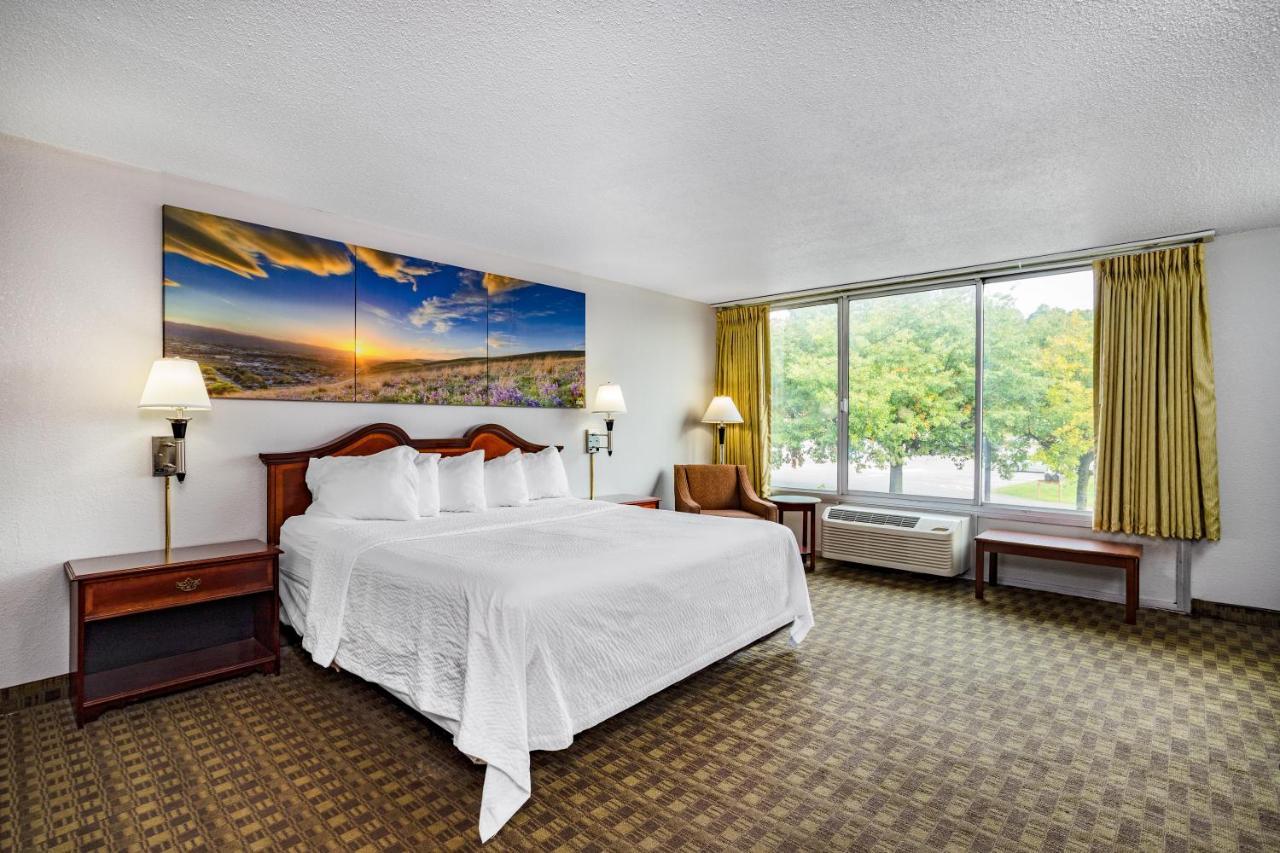 Days Inn By Wyndham Кембридж Экстерьер фото