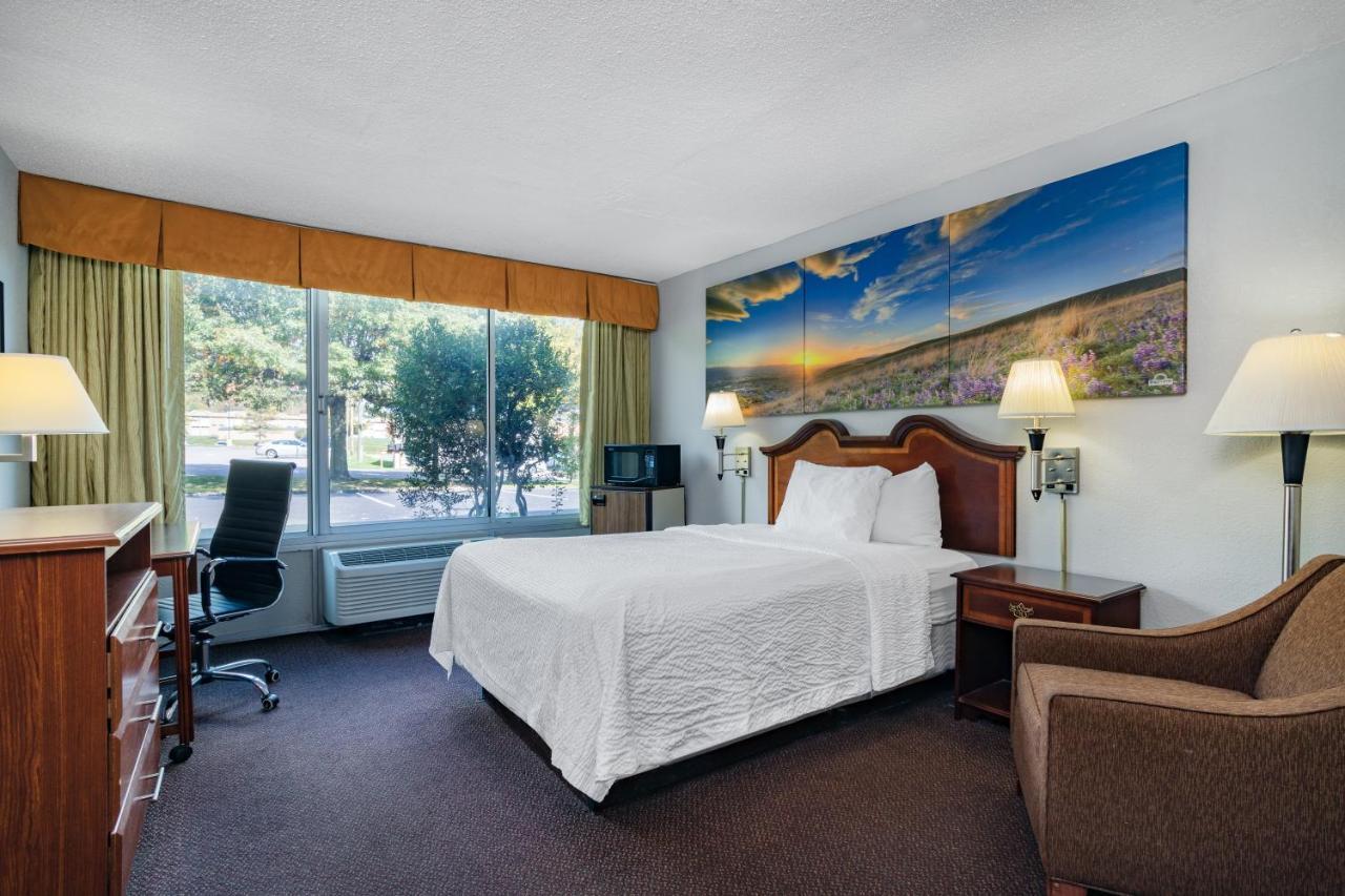 Days Inn By Wyndham Кембридж Экстерьер фото